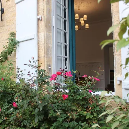 In - Sarloveze Apartment