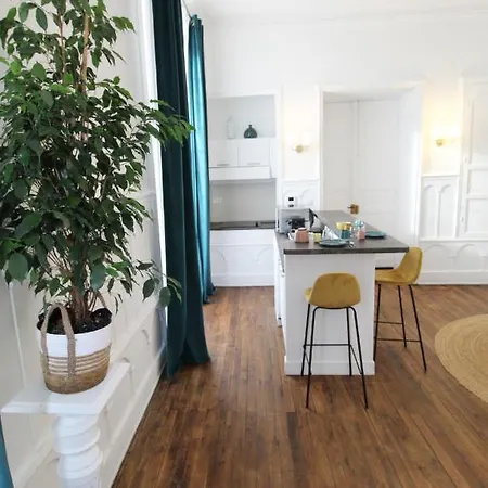 In - Sarloveze Apartment